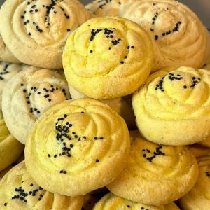 شیرینی های سنتی نان برنجی و نان نخودچی