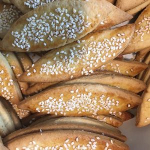 شیرینی های سنتی نان کنجدی زنجبیلی و کره ای بادامی